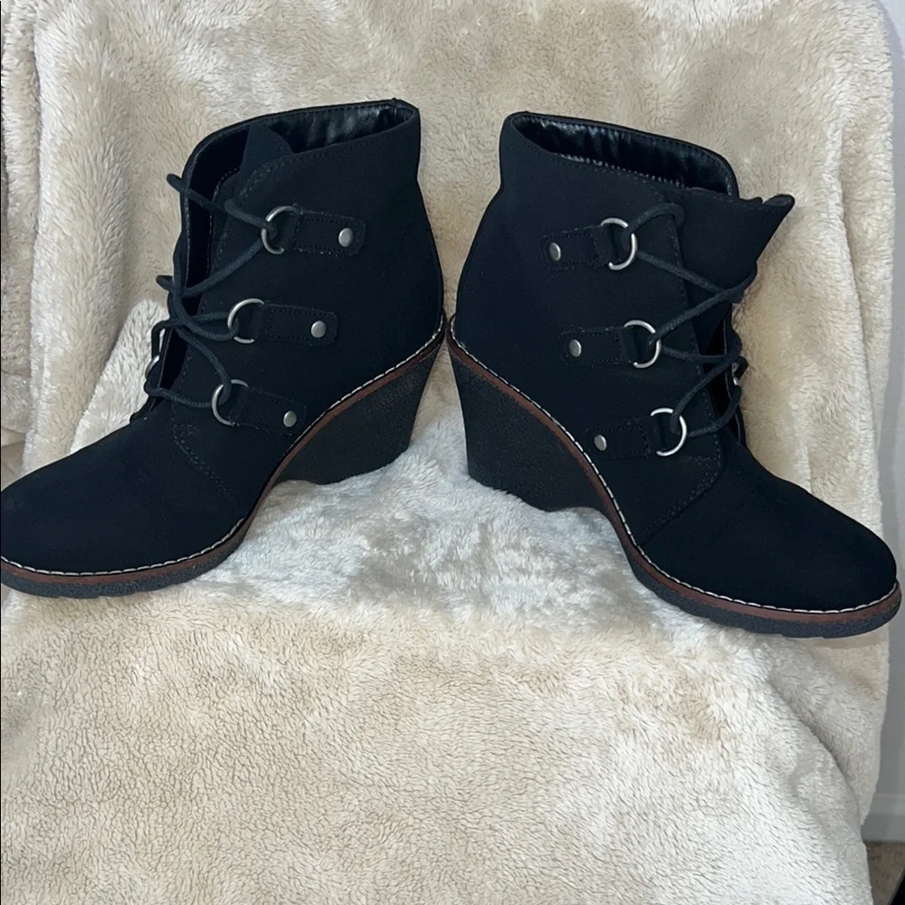 Black Suede Wedge Shoes with Eyelet‎ Detail